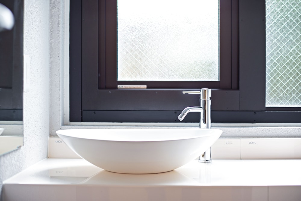 エリート トリプルルーム バスルームのシンク1 | Forest Gardianホテル 京都御所西