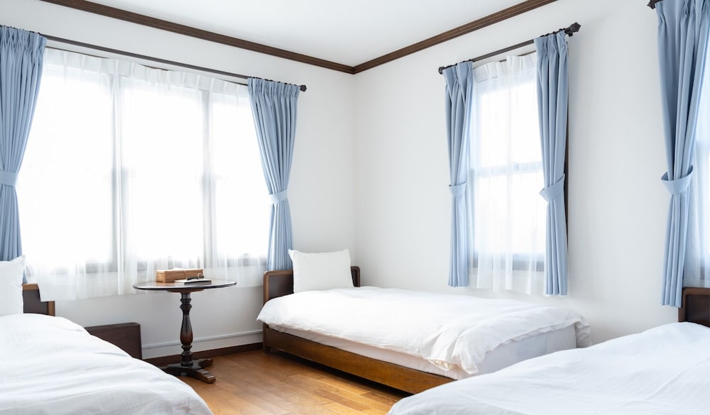 デラックス トリプルルーム 共用バスルーム マウンテンビュー 客室1 | Lodge Kent