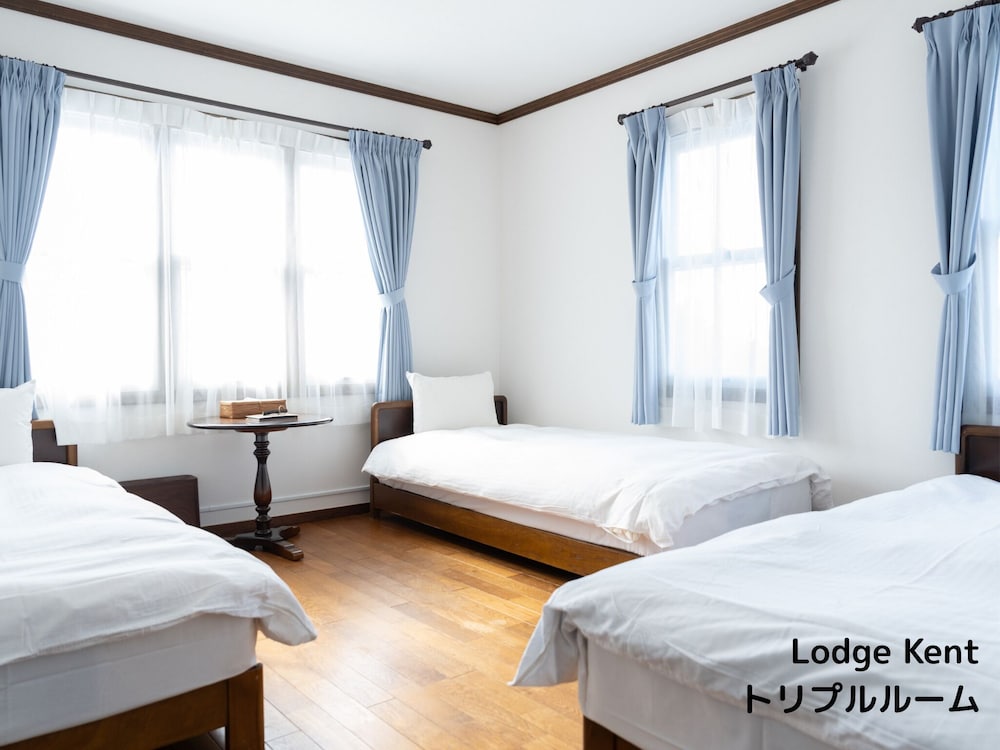 デラックス トリプルルーム 共用バスルーム マウンテンビュー 客室1 | Lodge Kent
