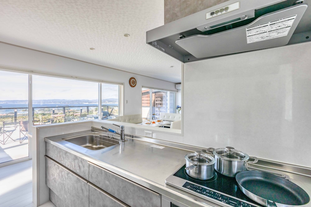 エグゼクティブ ヴィラ 専用キッチン1 | 南紀白浜ビューポイント