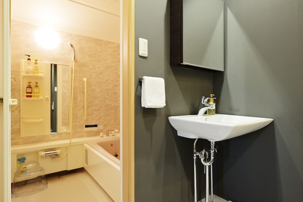 デザイン コテージ 2 ベッドルーム 2 バスルーム 別館 バスルーム1 | SAYA Suite 岸里 アネックス