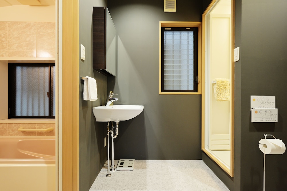 デザイン コテージ 2 ベッドルーム 2 バスルーム 別館 バスルーム0 | SAYA Suite 岸里 アネックス