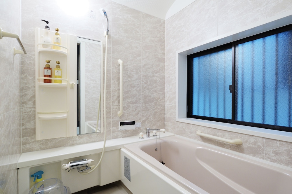 デザイン コテージ 2 ベッドルーム 2 バスルーム 別館 バスルーム2 | SAYA Suite 岸里 アネックス