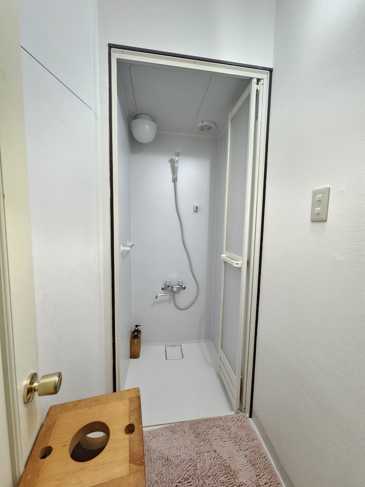 ベーシック 4 人部屋 バスルーム0 | ホワイトハウス