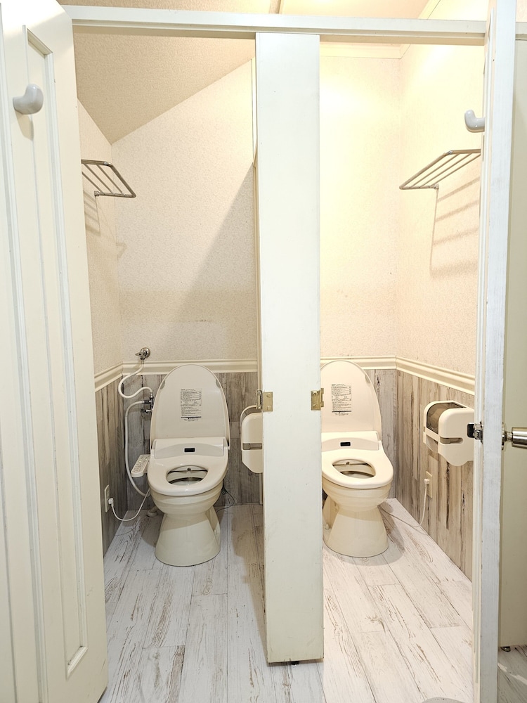 ベーシック 4 人部屋 バスルーム2 | ホワイトハウス