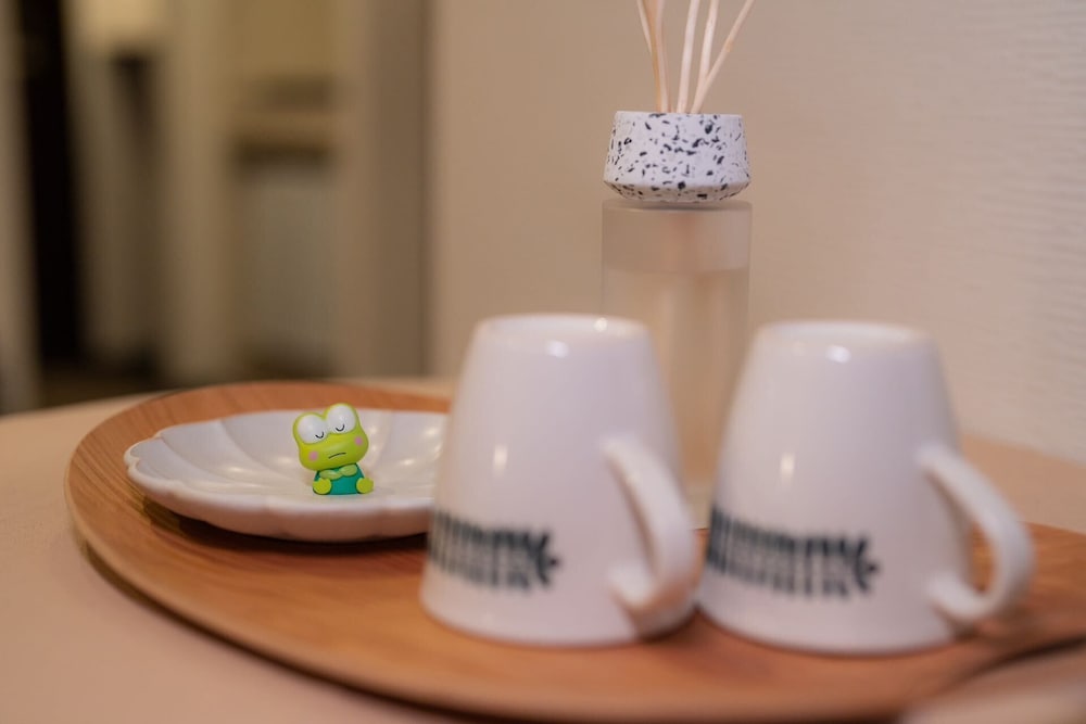 コンフォート トリプルルーム ダブルベッド 1 台ソファーベッド付き パークビュー リビング エリア2 | INA HOUSE GION