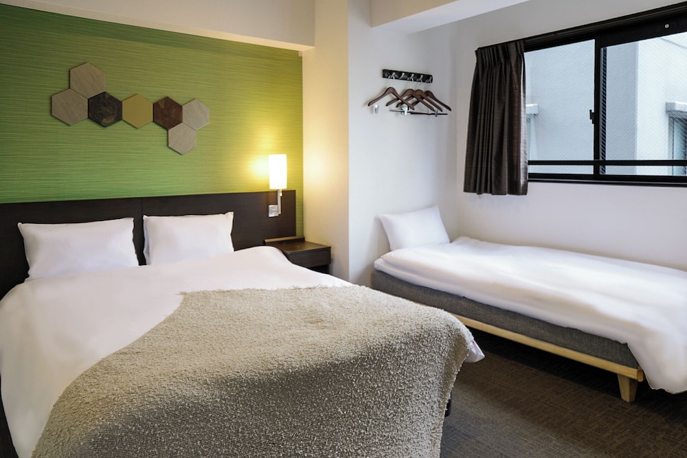 コンフォート トリプルルーム ダブルベッド 1 台ソファーベッド付き パークビュー 客室3 | INA HOUSE GION