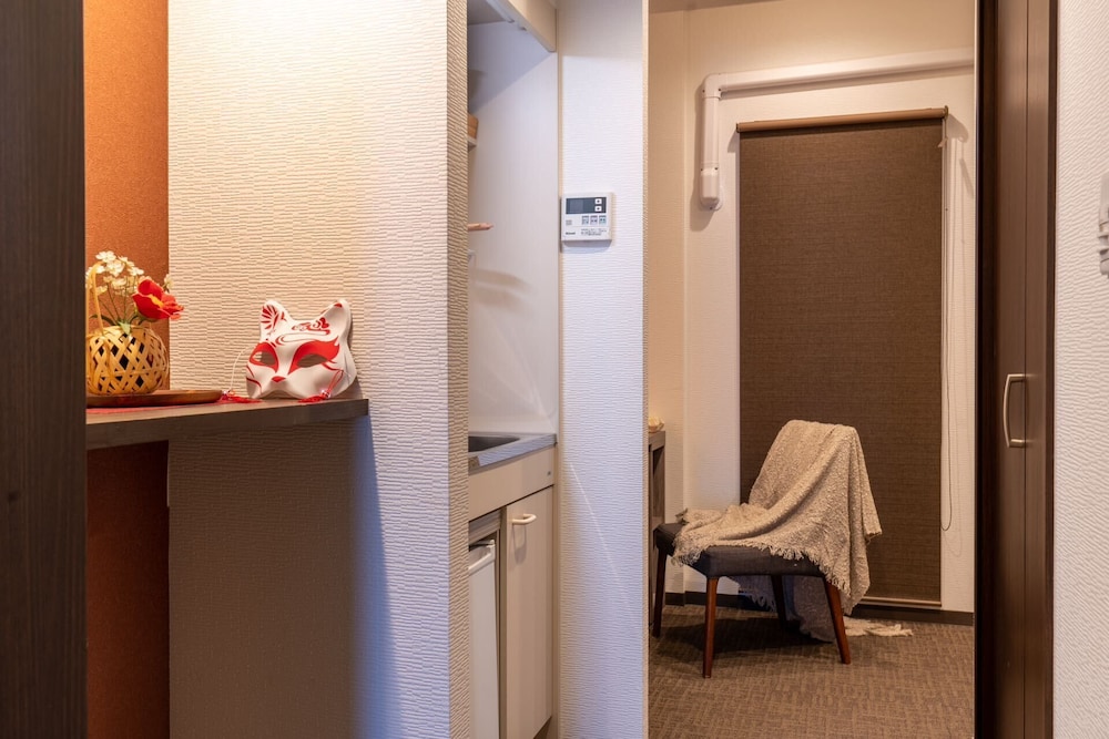 コンフォート トリプルルーム ダブルベッド 1 台ソファーベッド付き パークビュー リビング エリア0 | INA HOUSE GION