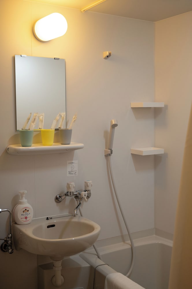 コンフォート トリプルルーム ダブルベッド 1 台ソファーベッド付き パークビュー バスルーム0 | INA HOUSE GION