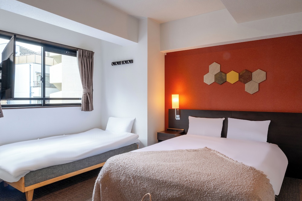 コンフォート トリプルルーム ダブルベッド 1 台ソファーベッド付き パークビュー 客室8 | INA HOUSE GION