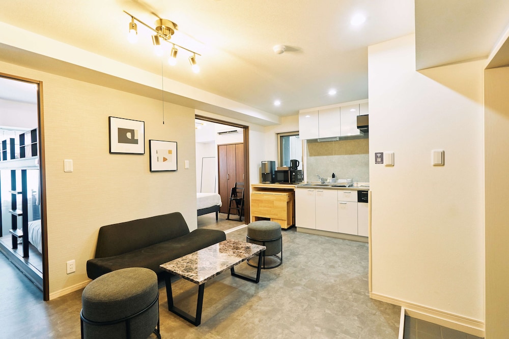 ファミリー アパートメント ペット同伴不可 禁煙（レンタカー付） リビング エリア0 | B／C APARTMENT 浅草花園通 レンタカー／サウナ付きホテル