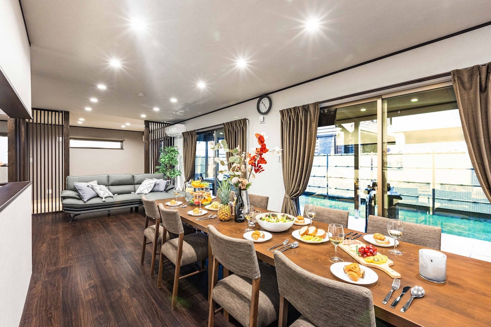 デザイン ヴィラ 客室内のダイニングエリア0 | PEACE OF REST TAKASHIMA