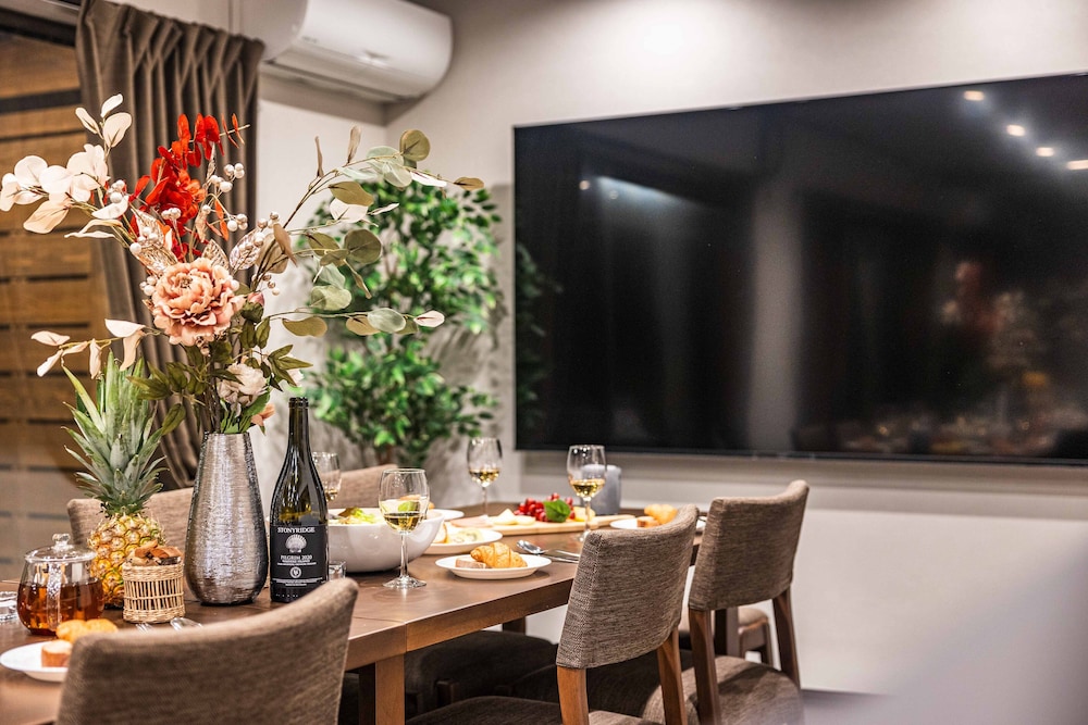 デザイン ヴィラ 客室内のダイニングエリア4 | PEACE OF REST TAKASHIMA