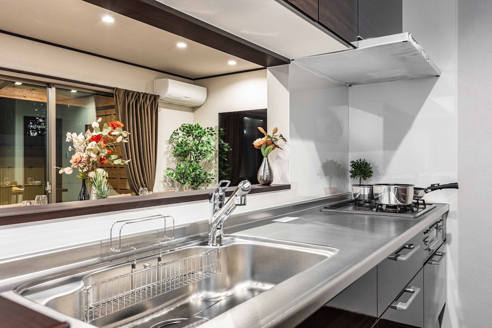 デザイン ヴィラ 専用キッチン1 | PEACE OF REST TAKASHIMA