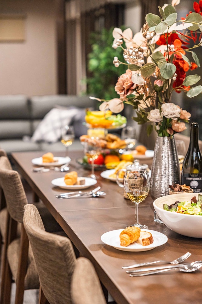 デザイン ヴィラ 客室内のダイニングエリア5 | PEACE OF REST TAKASHIMA