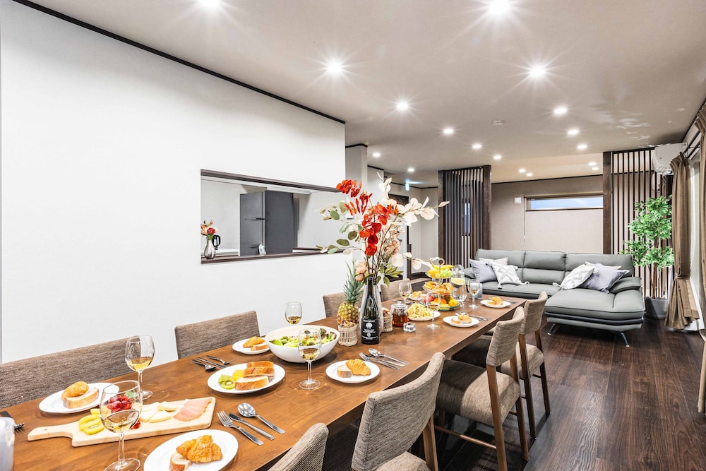 デザイン ヴィラ 客室内のダイニングエリア3 | PEACE OF REST TAKASHIMA