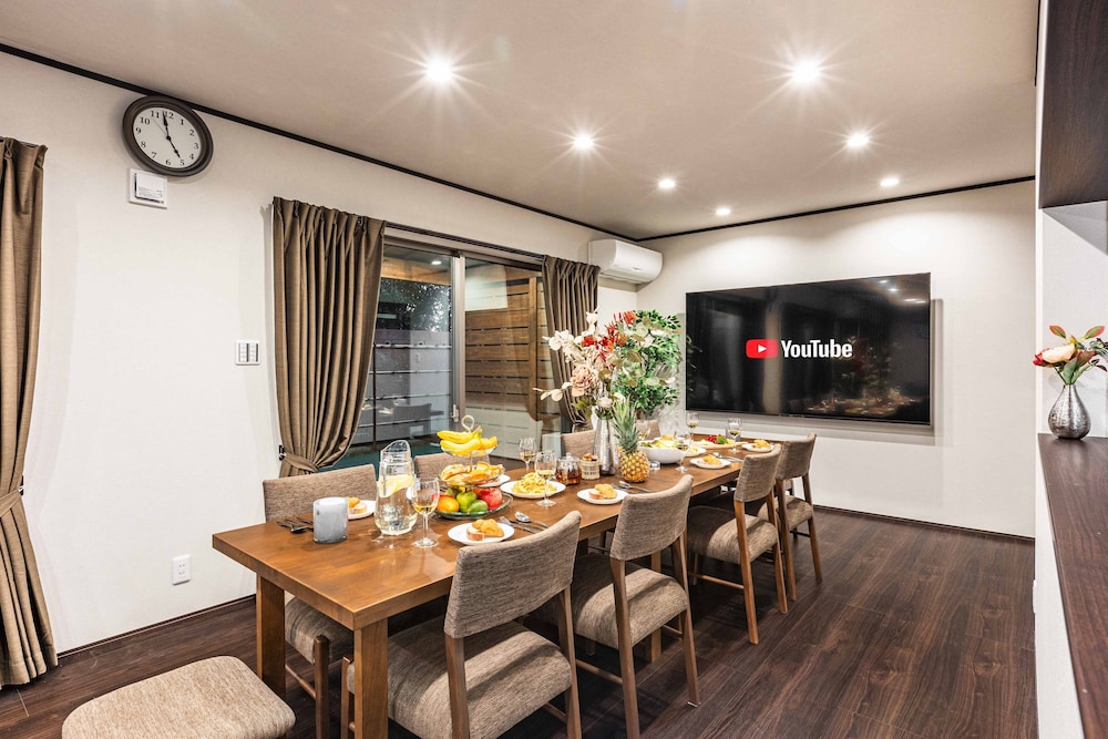 デザイン ヴィラ 客室内のダイニングエリア2 | PEACE OF REST TAKASHIMA