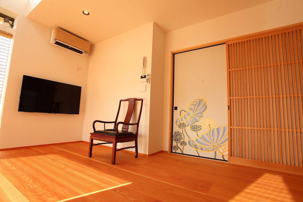 シグネチャー ヴィラ リビング エリア1 | 粟田口 三条坊山荘