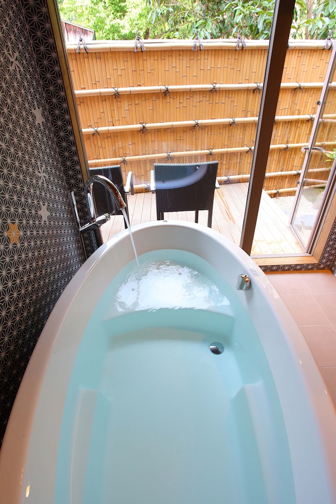 トラディショナル ヴィラ バスルーム1 | 粟田口 三条坊山荘