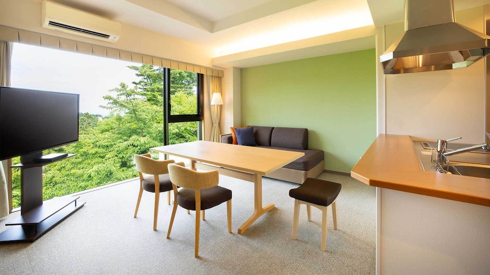 デラックス コンドミニアム 客室内のダイニングエリア0 | 東急バケーションズ伊豆高原