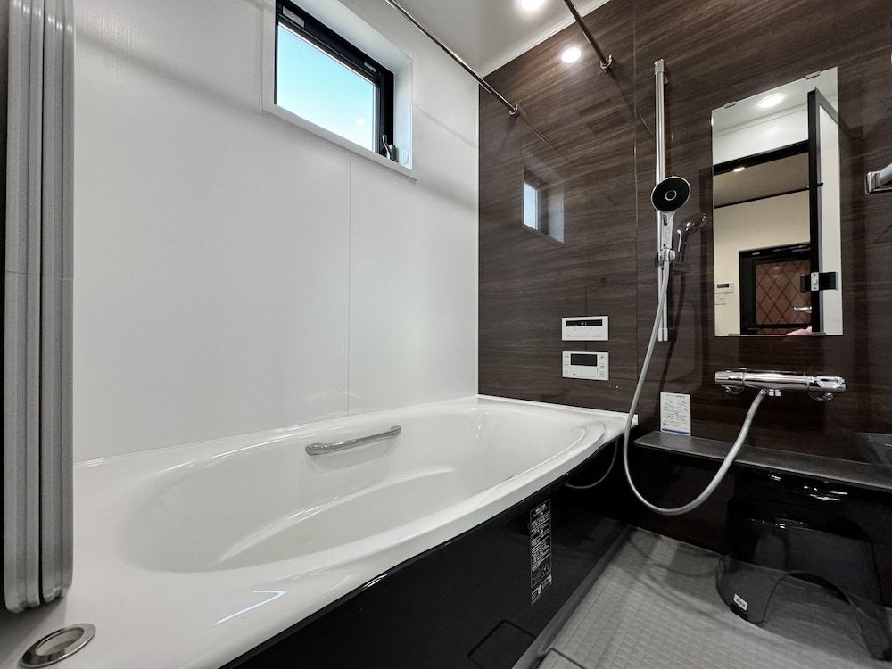 ファミリー ハウス バスルーム0 | Windmill Village E-10