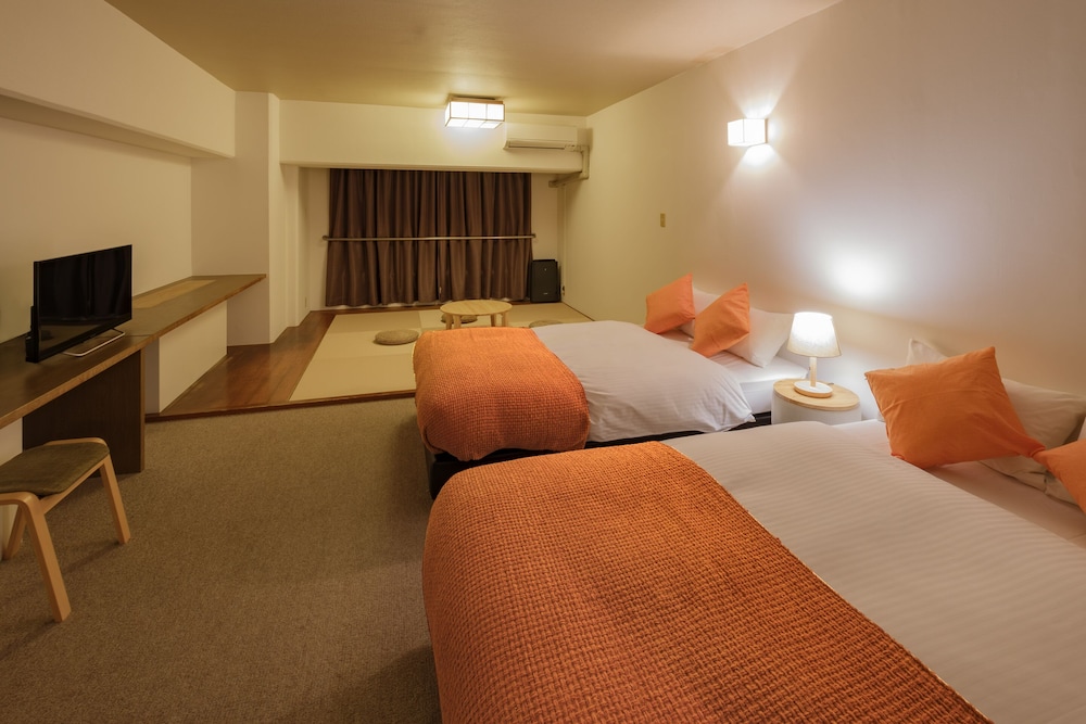 和洋室　デラックスルーム　セミダブルベッド2台＆シングル敷布団２枚　キッチン付　禁煙　清掃料金別　連泊時の清掃なし 客室3 | 宮崎マンゴーホテル