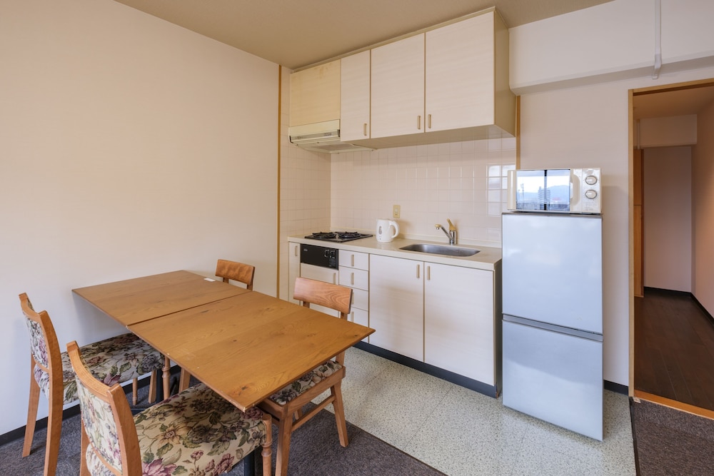 ジュニアスイートルーム　セミダブルベッド2台＆キッチン付　禁煙　清掃料金別　連泊時の清掃なし 専用キッチン0 | 宮崎マンゴーホテル