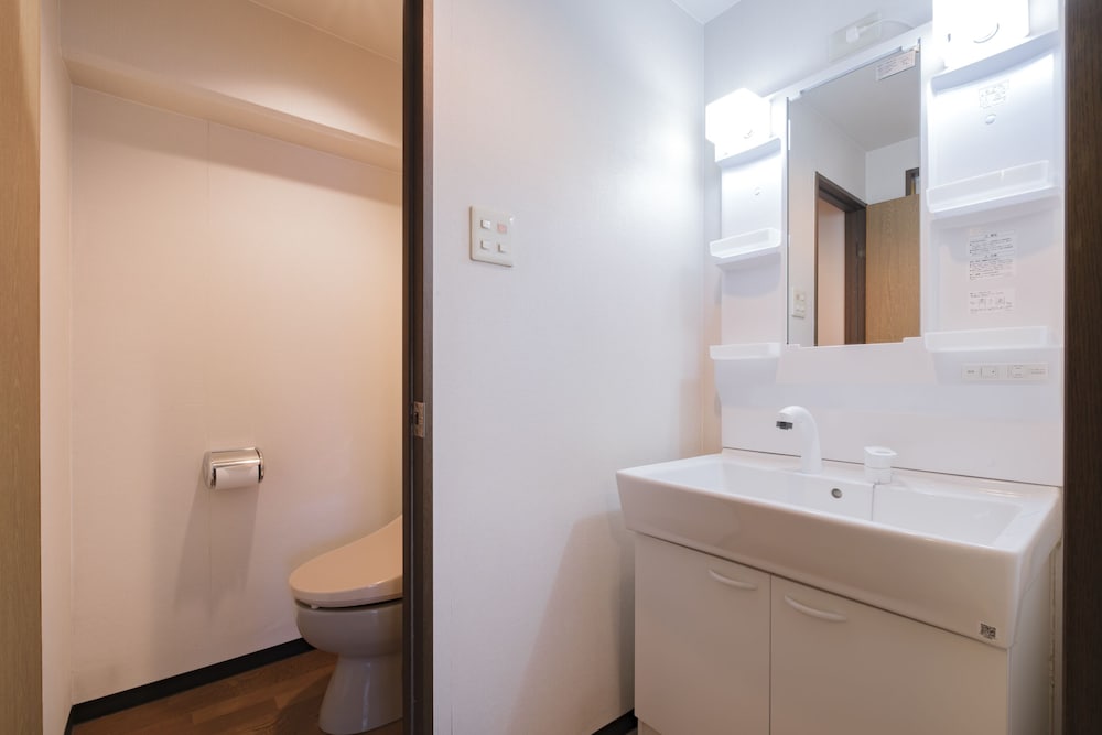 ジュニアスイートルーム　ダブルベッド1台＆セミダブルベッド3台　禁煙　清掃料金別　連泊時の清掃なし バスルーム1 | 宮崎マンゴーホテル