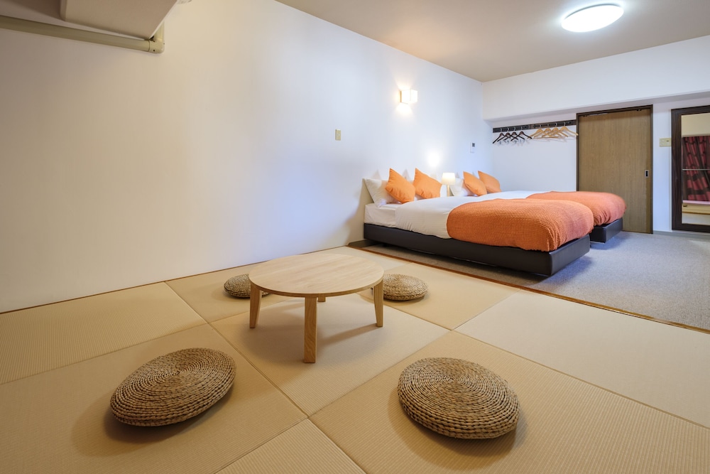 和洋室　デラックスルーム　セミダブルベッド2台＆シングル敷布団２枚　キッチン付　禁煙　清掃料金別　連泊時の清掃なし 客室2 | 宮崎マンゴーホテル