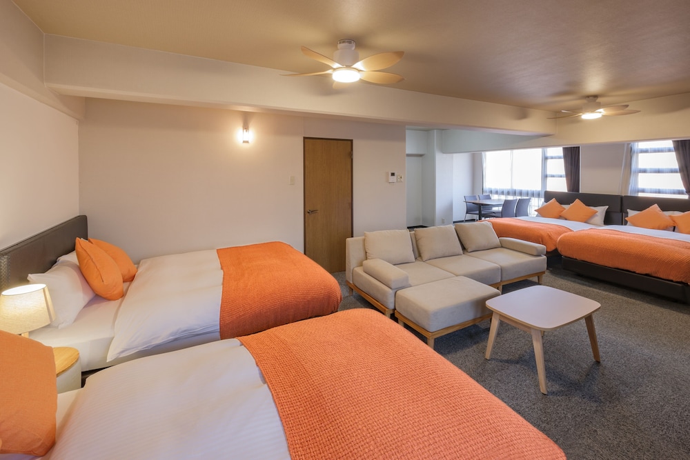 ジュニアスイートルーム　ダブルベッド1台＆セミダブルベッド3台　禁煙　清掃料金別　連泊時の清掃なし 客室1 | 宮崎マンゴーホテル