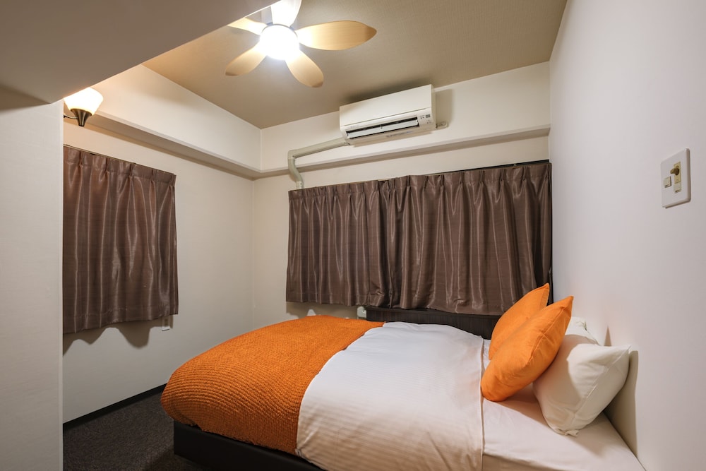 デラックスルーム　ダブルベッド1台クイーンベッド1台＆キッチン付　禁煙　清掃料金別　連泊時の清掃なし 客室2 | 宮崎マンゴーホテル