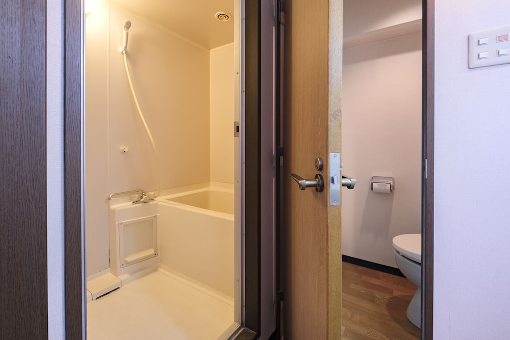 ジュニアスイートルーム　ダブルベッド1台＆セミダブルベッド3台　禁煙　清掃料金別　連泊時の清掃なし バスルーム0 | 宮崎マンゴーホテル