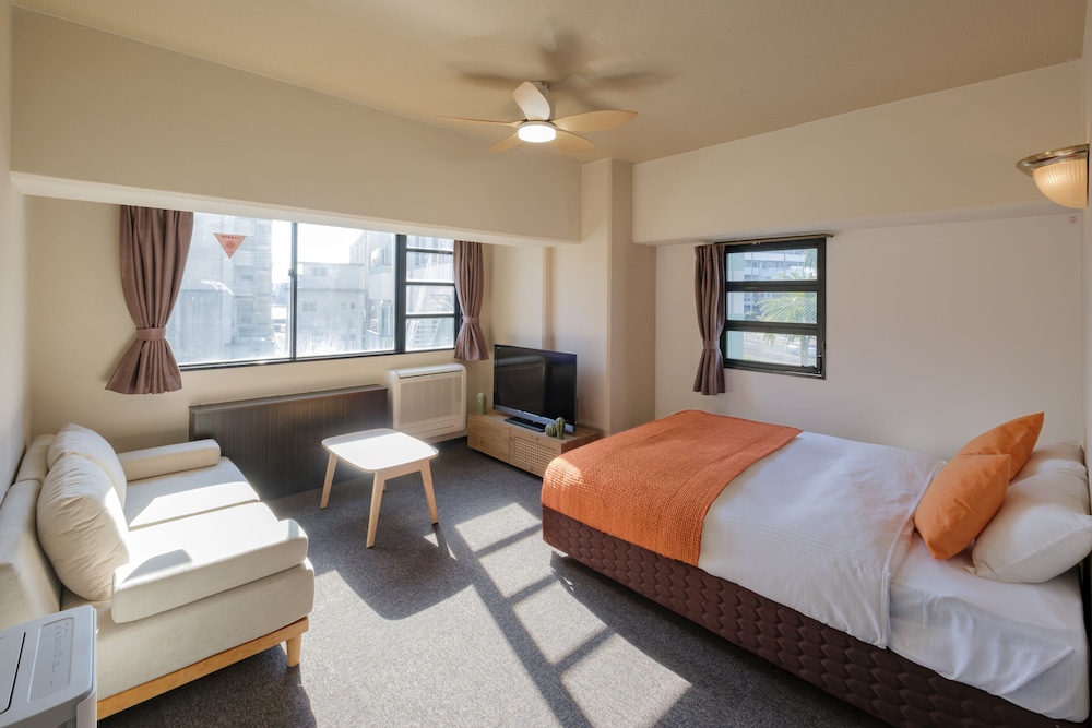 デラックスルーム　ダブルベッド1台クイーンベッド1台＆キッチン付　禁煙　清掃料金別　連泊時の清掃なし 客室3 | 宮崎マンゴーホテル