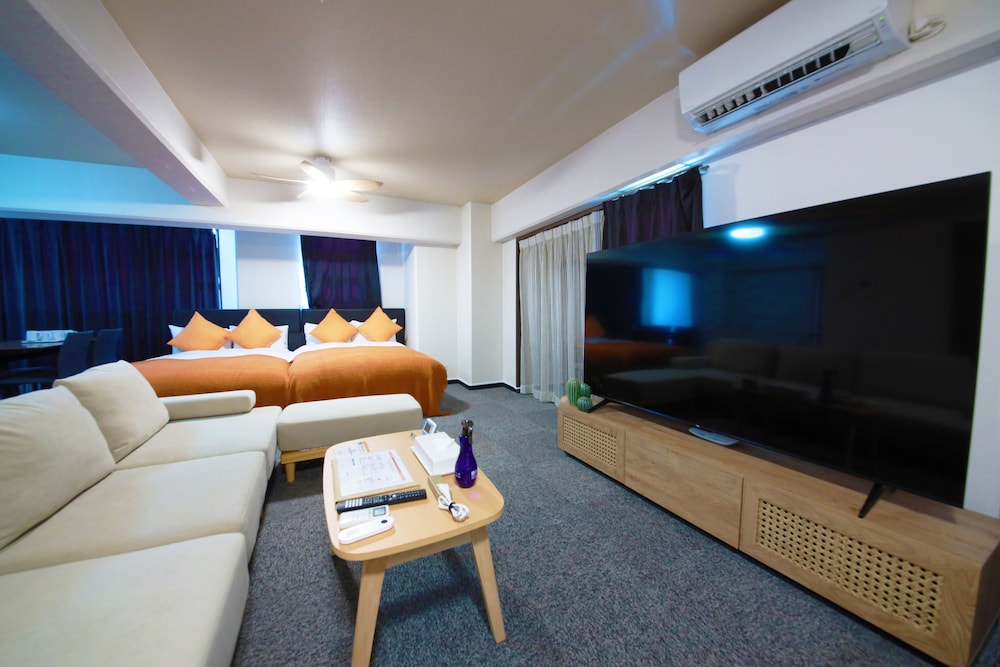 ジュニアスイートルーム　ダブルベッド1台＆セミダブルベッド3台　禁煙　清掃料金別　連泊時の清掃なし 客室3 | 宮崎マンゴーホテル