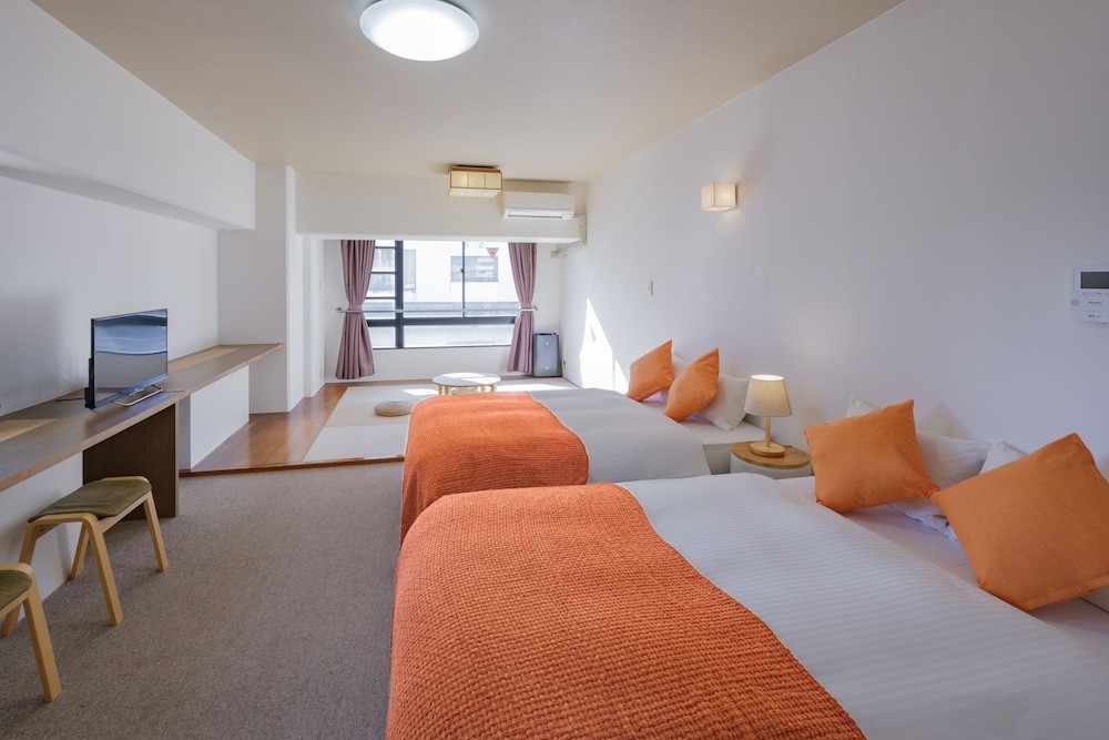 和洋室　デラックスルーム　セミダブルベッド2台＆シングル敷布団２枚　キッチン付　禁煙　清掃料金別　連泊時の清掃なし 客室1 | 宮崎マンゴーホテル