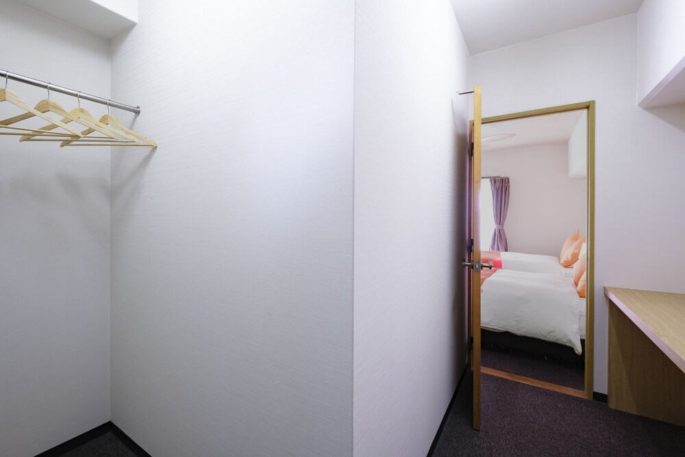 ジュニアスイートルーム　セミダブルベッド2台＆キッチン付　禁煙　清掃料金別　連泊時の清掃なし 客室2 | 宮崎マンゴーホテル