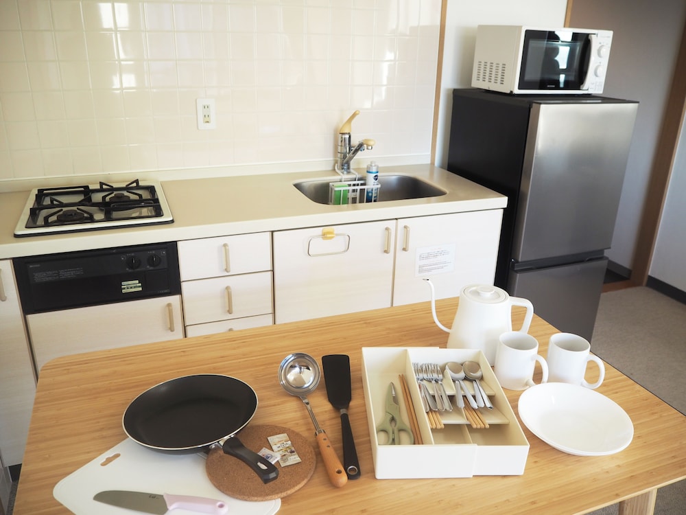 ジュニアスイートルーム　セミダブルベッド2台＆キッチン付　禁煙　清掃料金別　連泊時の清掃なし 専用キッチン1 | 宮崎マンゴーホテル