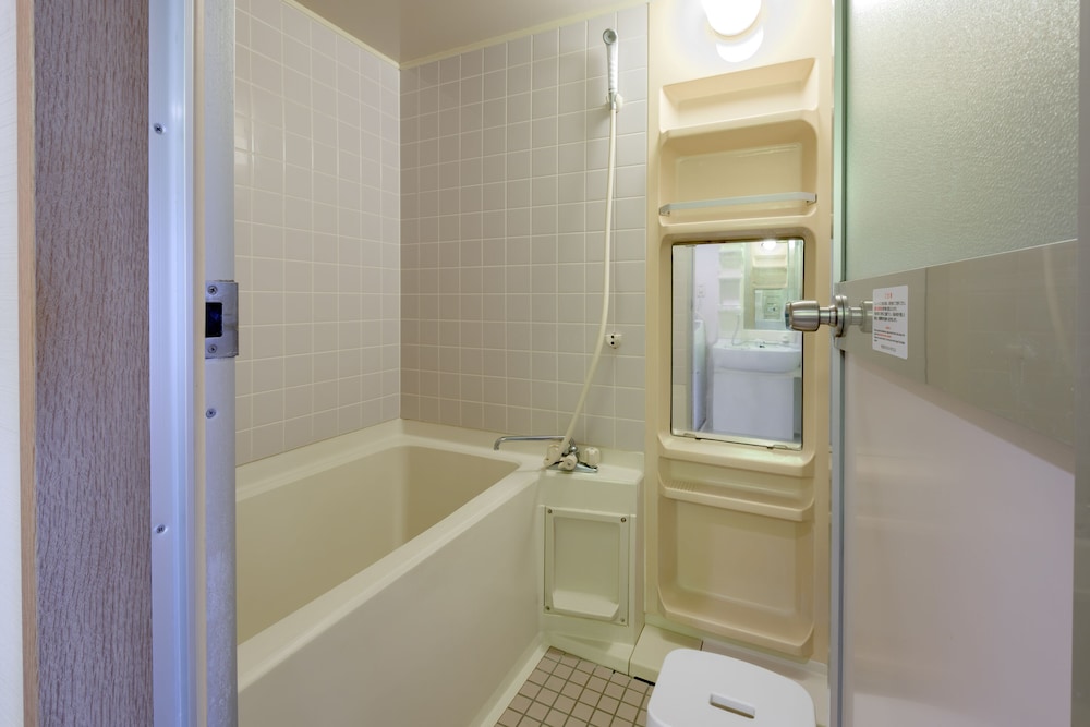 ジュニアスイートルーム　セミダブルベッド2台＆キッチン付　禁煙　清掃料金別　連泊時の清掃なし バスルーム1 | 宮崎マンゴーホテル