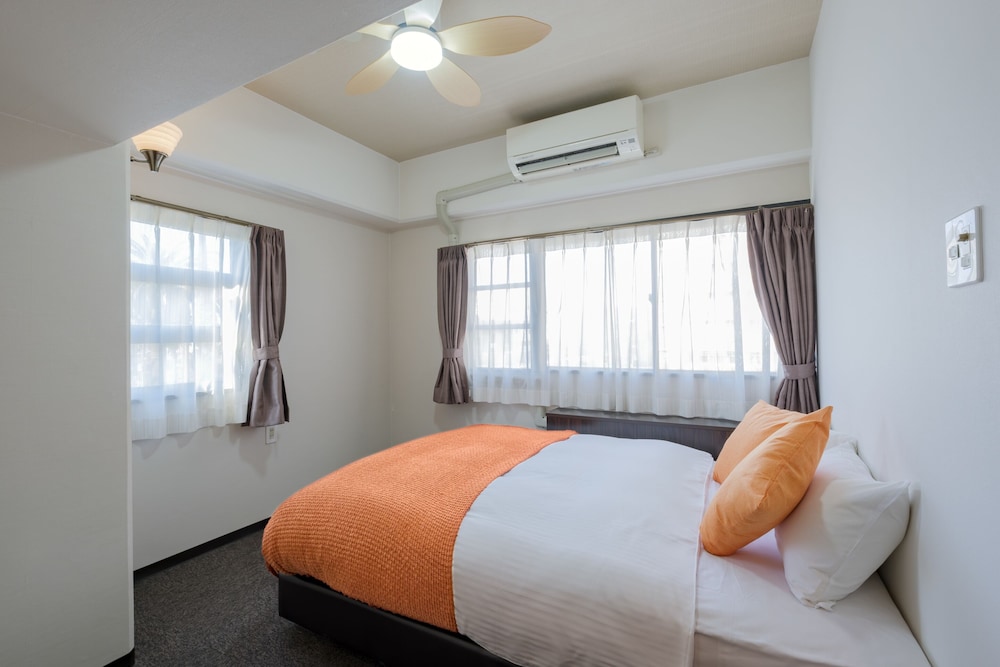 デラックスルーム　ダブルベッド1台クイーンベッド1台＆キッチン付　禁煙　清掃料金別　連泊時の清掃なし 客室4 | 宮崎マンゴーホテル