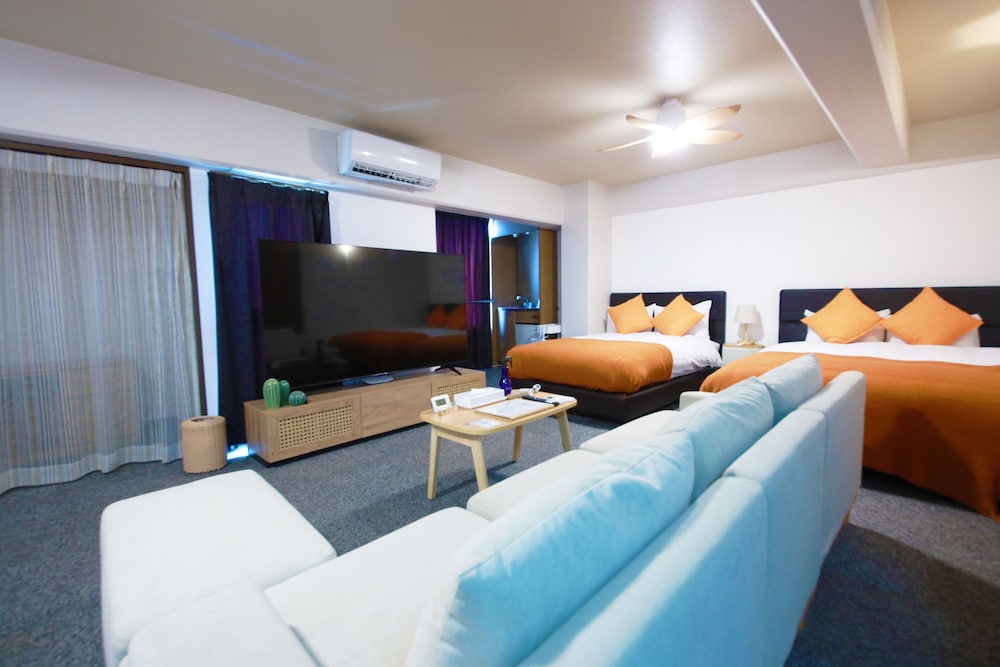 ジュニアスイートルーム　ダブルベッド1台＆セミダブルベッド3台　禁煙　清掃料金別　連泊時の清掃なし 客室2 | 宮崎マンゴーホテル