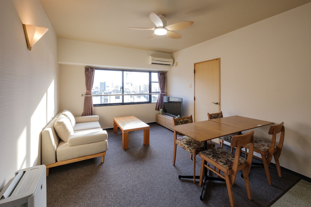 ジュニアスイートルーム　セミダブルベッド2台＆キッチン付　禁煙　清掃料金別　連泊時の清掃なし 客室5 | 宮崎マンゴーホテル