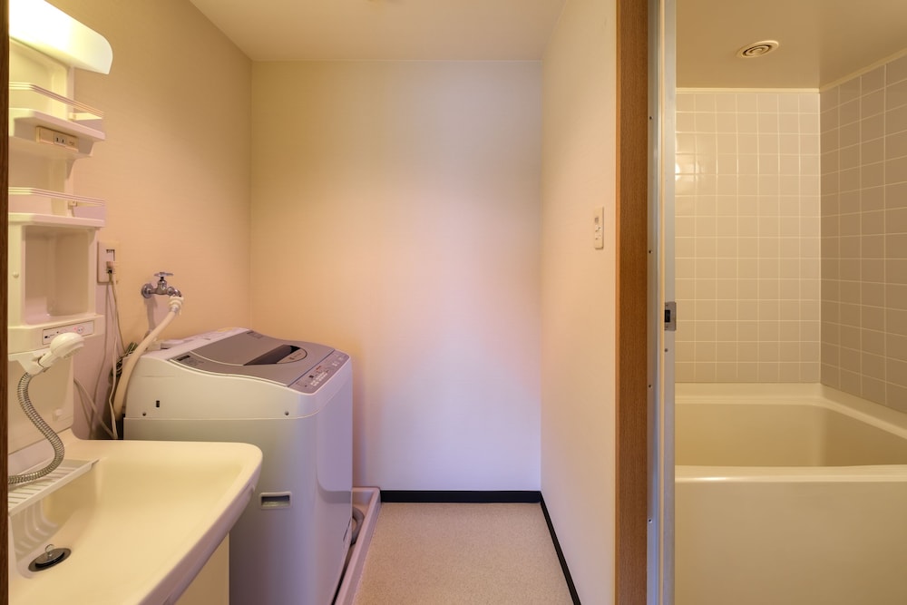 ジュニアスイートルーム　セミダブルベッド2台＆キッチン付　禁煙　清掃料金別　連泊時の清掃なし バスルーム0 | 宮崎マンゴーホテル