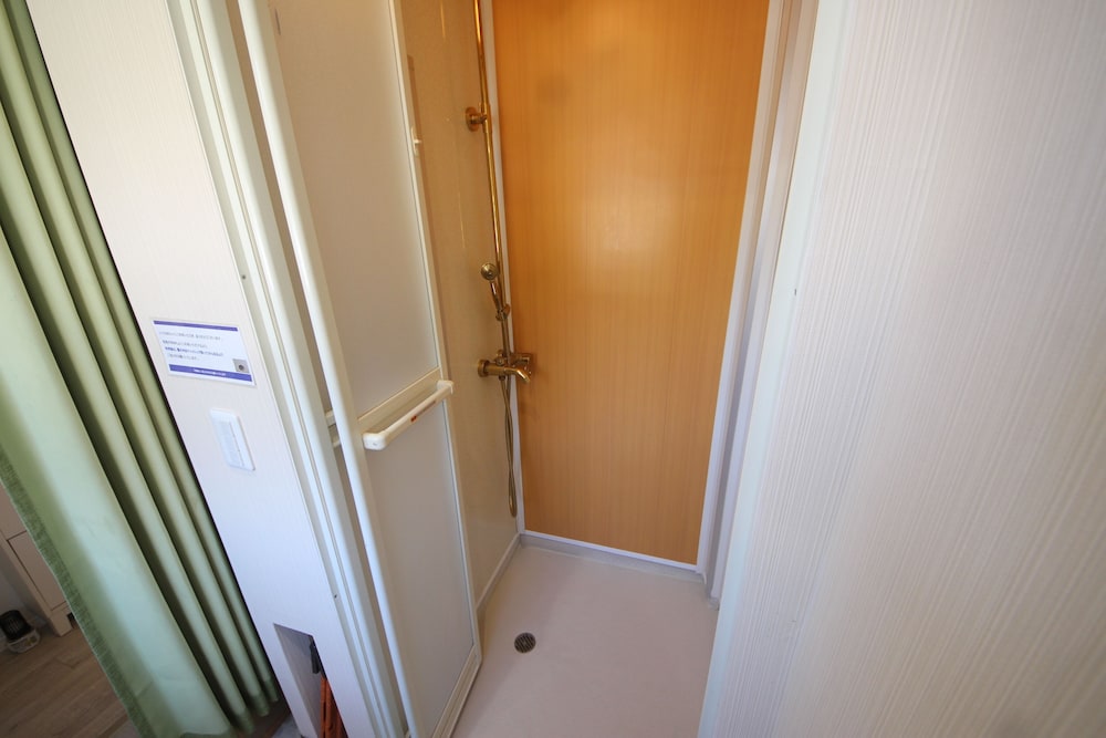 エコノミー 4 人部屋 シービュー バスルーム1 | 熱川サウナ小屋 ふみなや