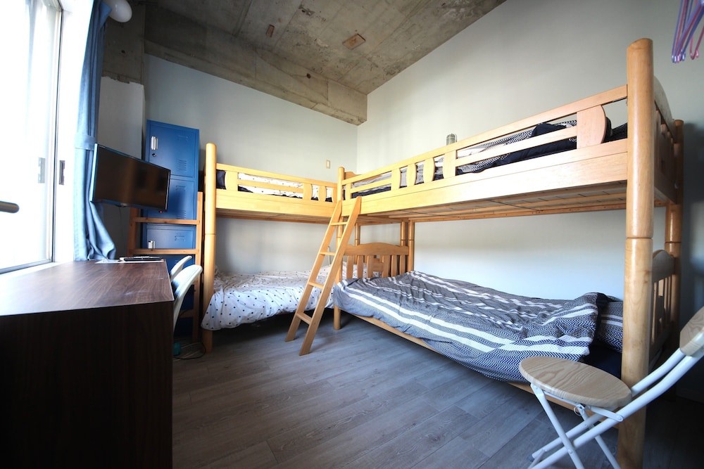 エコノミー 4 人部屋 シービュー 客室1 | 熱川サウナ小屋 ふみなや