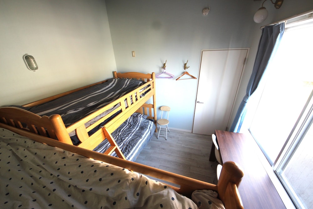 エコノミー 4 人部屋 シービュー 客室2 | 熱川サウナ小屋 ふみなや