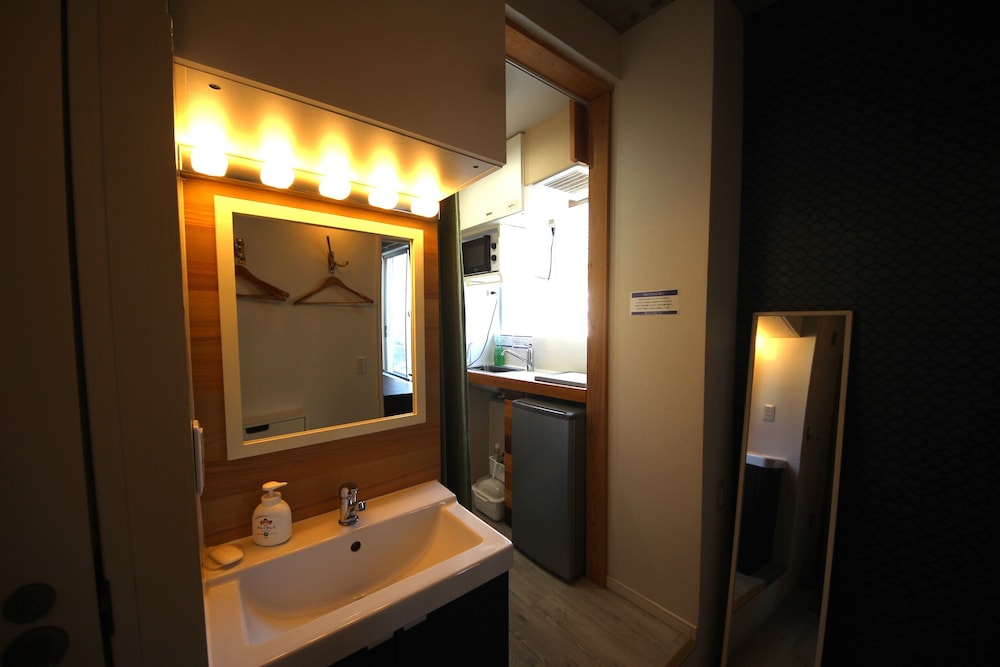 エコノミー 4 人部屋 シービュー 専用キッチン1 | 熱川サウナ小屋 ふみなや