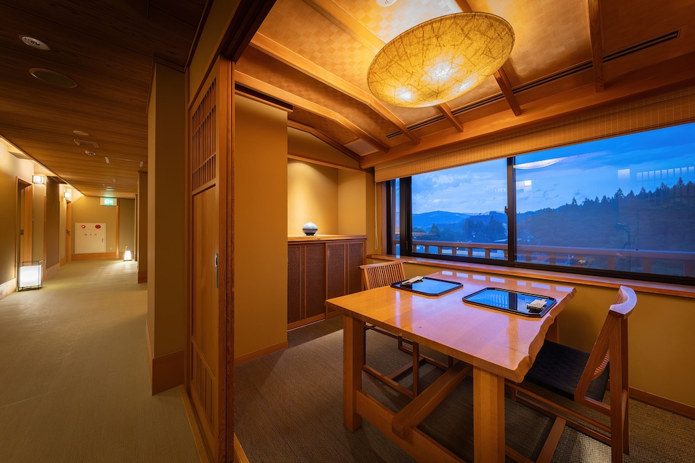 和室 14畳 マウンテンビュー 専用ダイニングルーム 禁煙 客室内のダイニングエリア1 | 花心亭しらはま