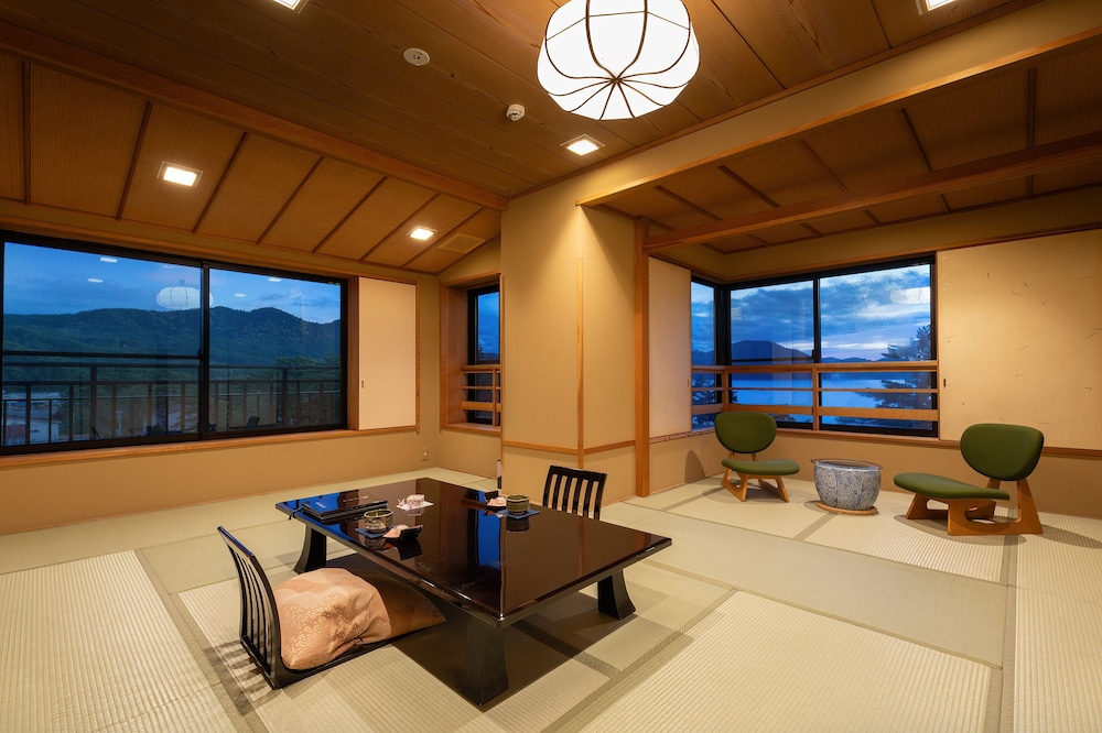 和室 15畳 レイクビュー 専用ダイニングルーム 禁煙 | 花心亭しらはま