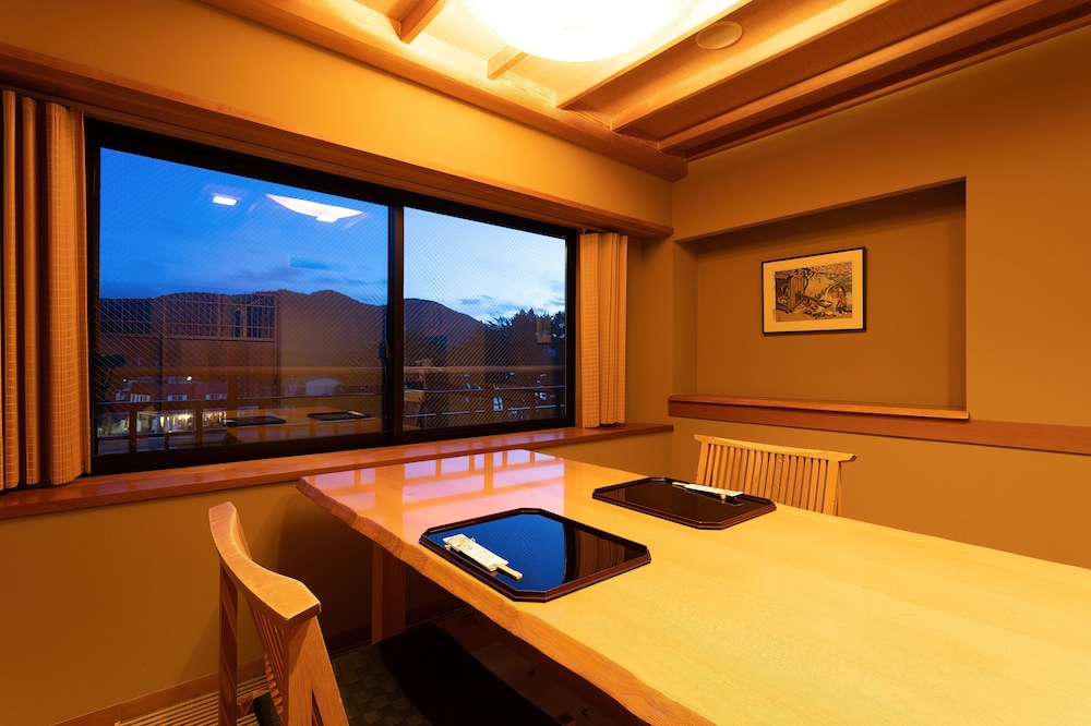 和室 16畳 マウンテンビュー 専用ダイニングルーム 禁煙 客室内のダイニングエリア0 | 花心亭しらはま