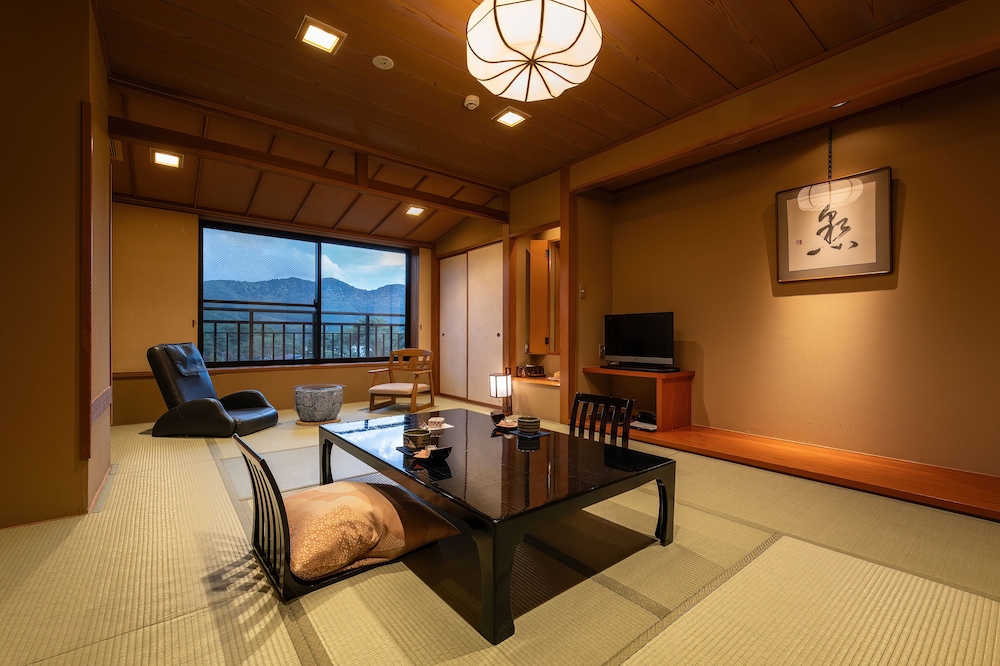 和室 14畳 マウンテンビュー 専用ダイニングルーム 禁煙 | 花心亭しらはま